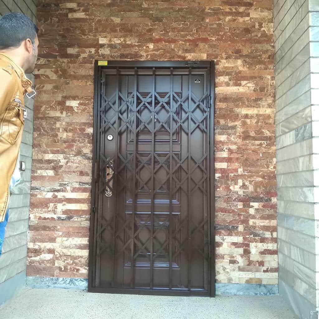 طرح ساده درب آکاردئونی تسمه پهن آهنی