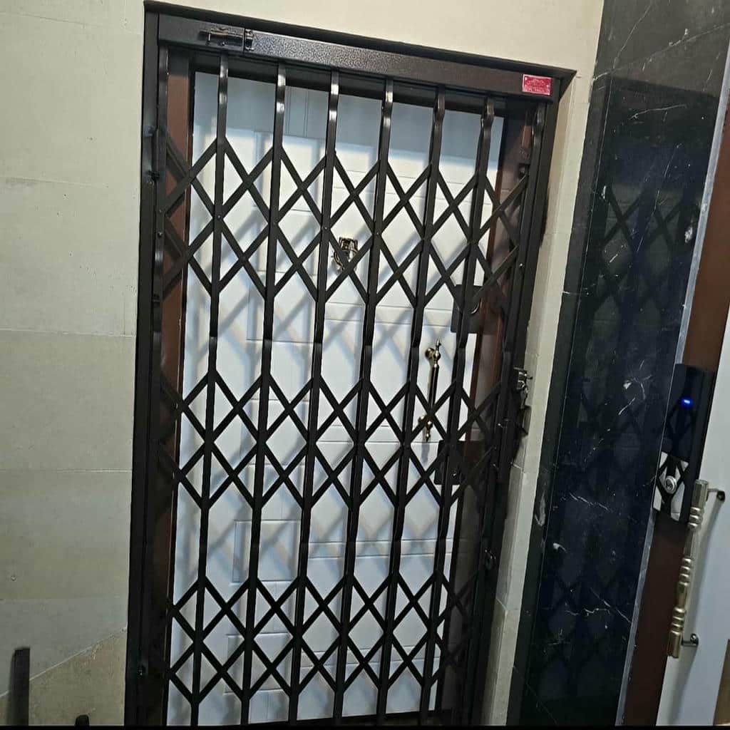 اجرای درب آکاردئونی مشکی طلایی با ریل تراز