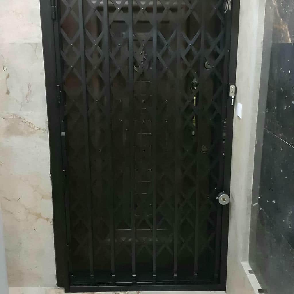 طرح چهار گل درب آکاردئونی سفید طلایی