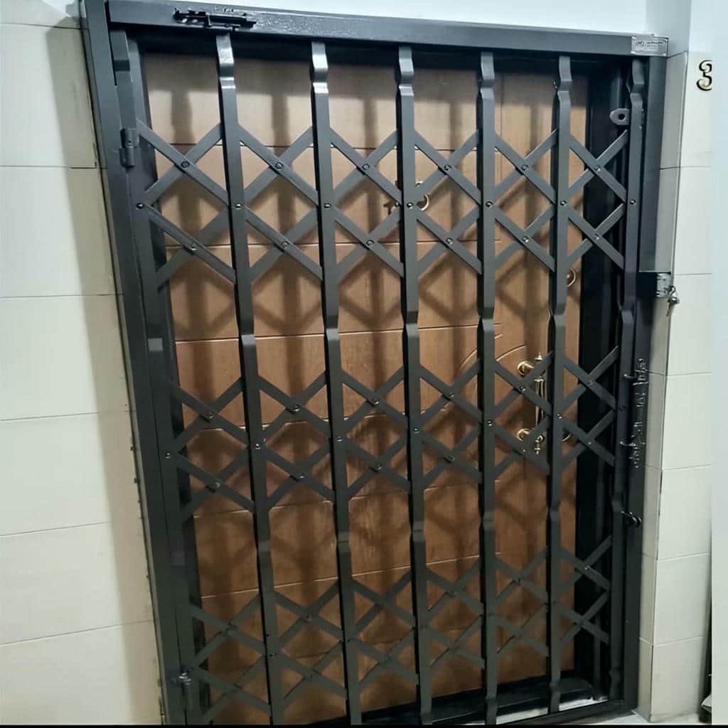 اجرای درب آکاردئونی سفید طلایی با ریل تراز