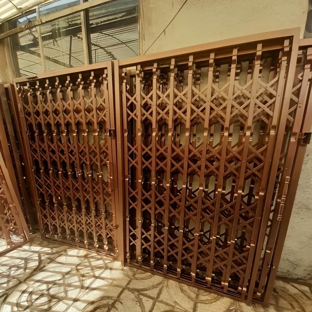 خدمات اندازهگیری درب آکاردئونی سفید طلایی