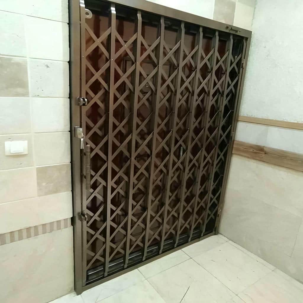 اجرای حفاظ پشت درب آپارتمان ریلی با ریل تراز