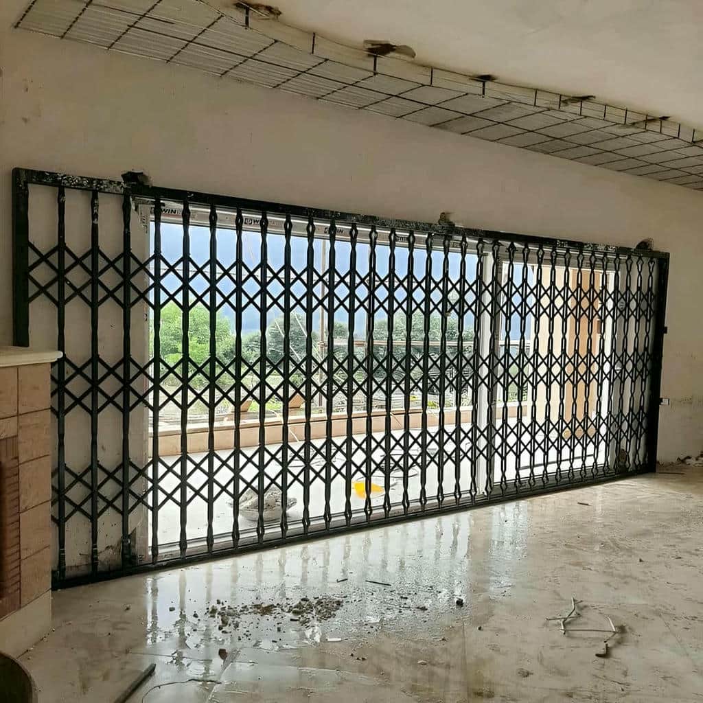 خدمات اندازه‌گیری درب آکاردئونی مشکی طلایی