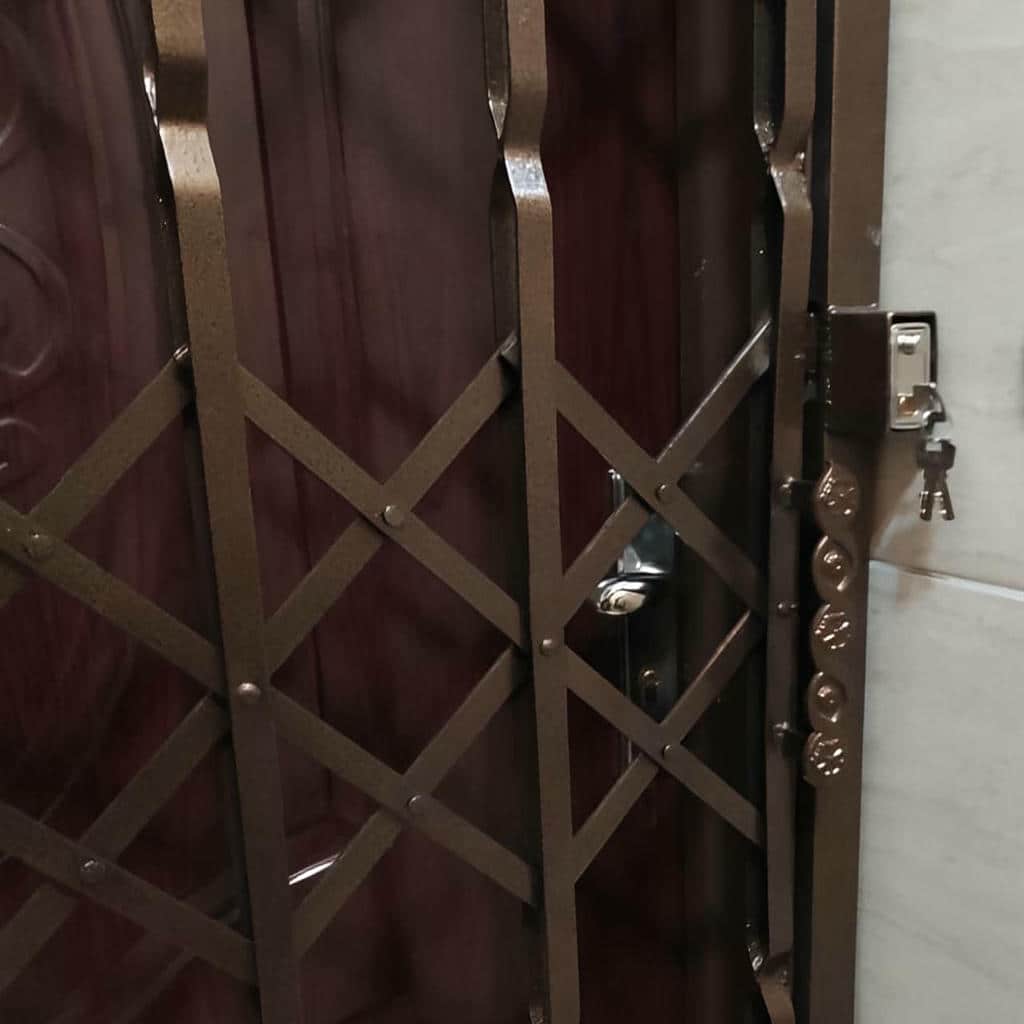 طرح ساده درب آکاردئونی سفید طلایی