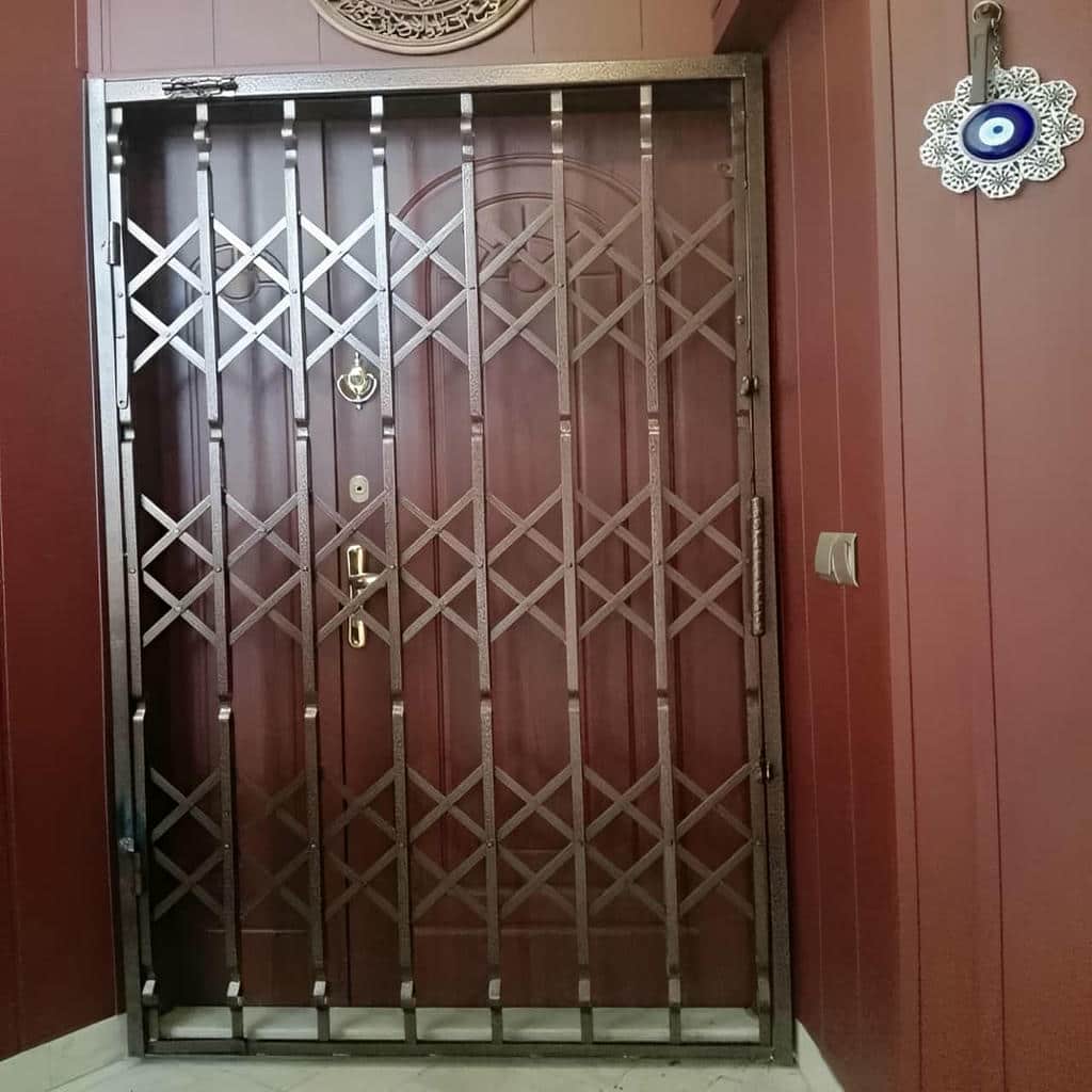 14 طرح درب آکاردئونی مشکی طلایی