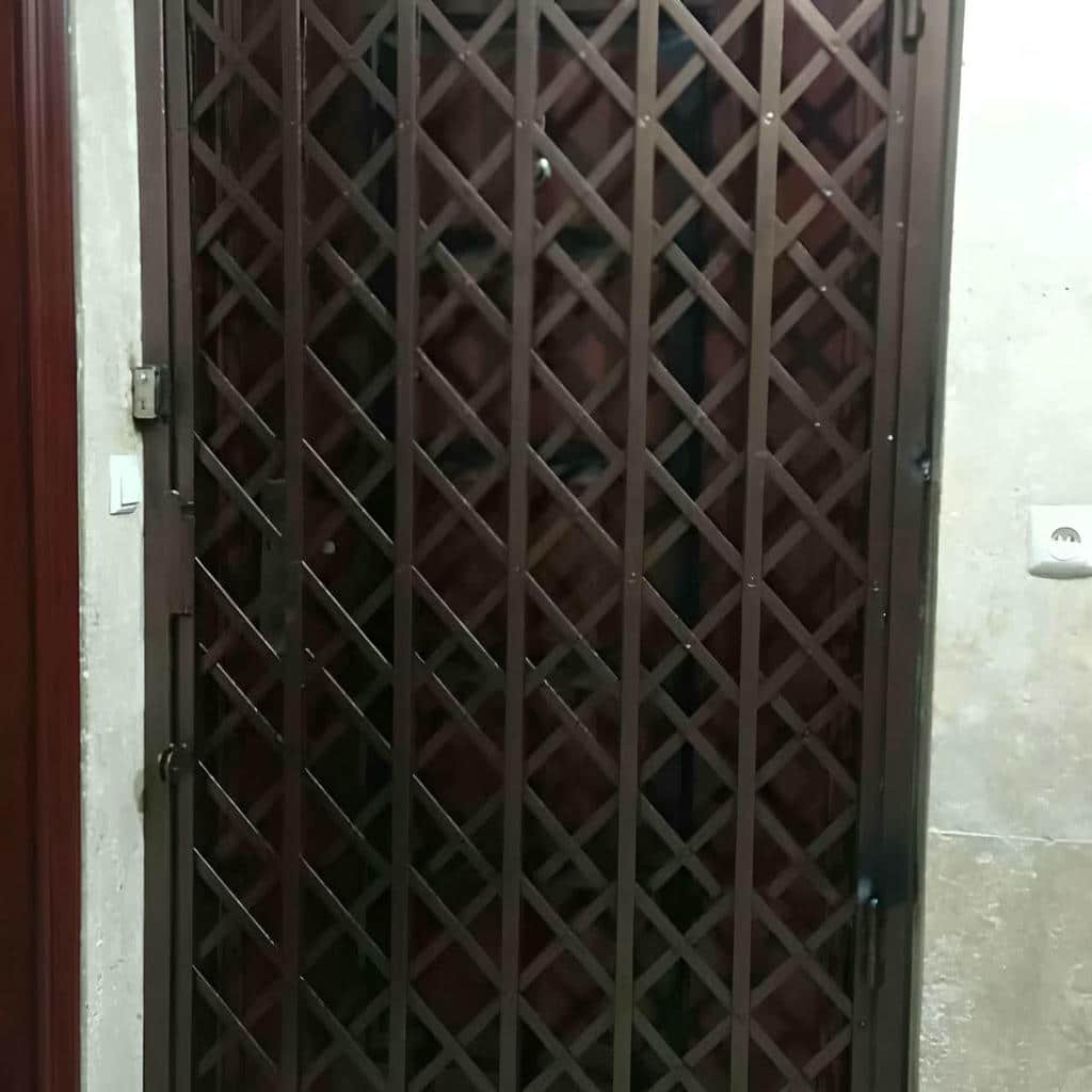 مدل ساده درب آکاردئونی برای واحد اداری
