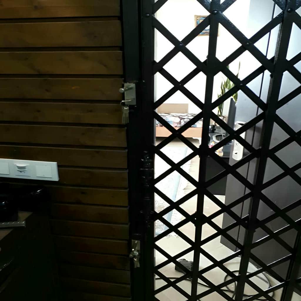 14 طرح حفاظ پشت درب آپارتمان ریلی