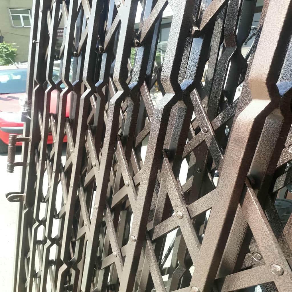 قیمت درب آکاردئونی مشکی طلایی بر اساس سفارش