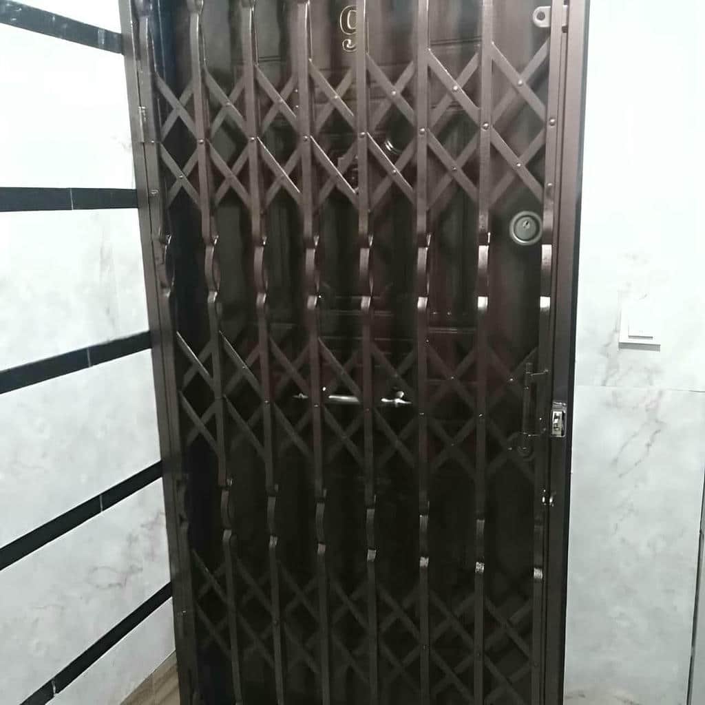 ساخت درب آکاردئونی سفید طلایی با تسمه مقاوم
