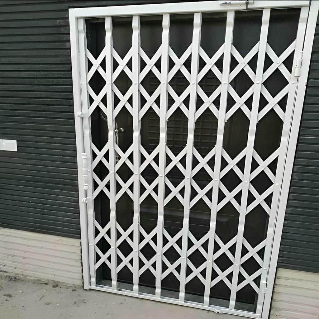 سفارش حفاظ پشت درب آپارتمان ریلی متناسب با ورودی