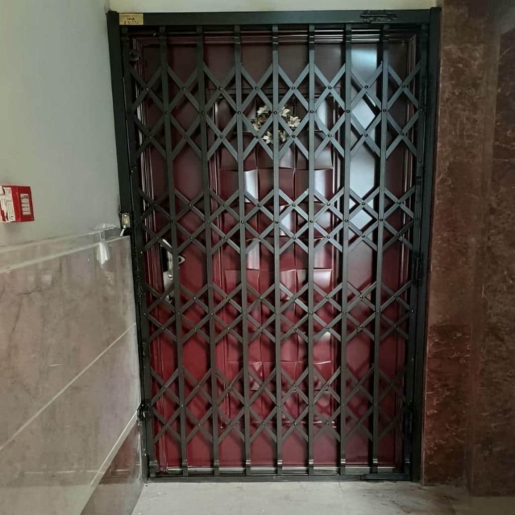 نصب درب آکاردئونی تسمه پهن آهنی روی چهارچوب