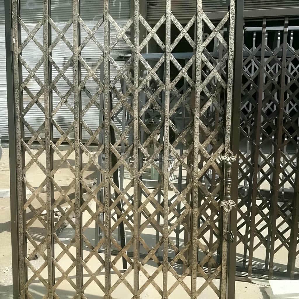 طرح چهار گل درب آکاردئونی مشکی طلایی