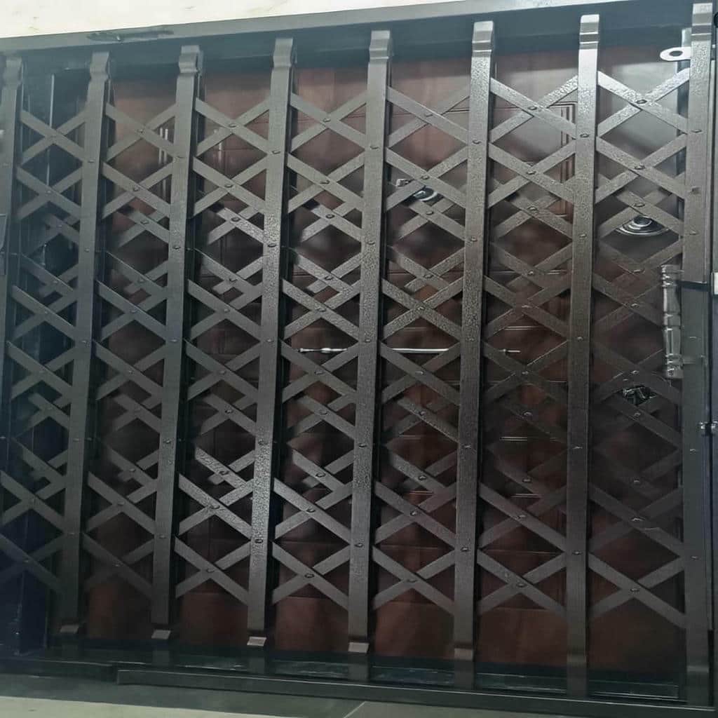 مدل ساده درب آکاردئونی مدرن مشکی ورودی اداری