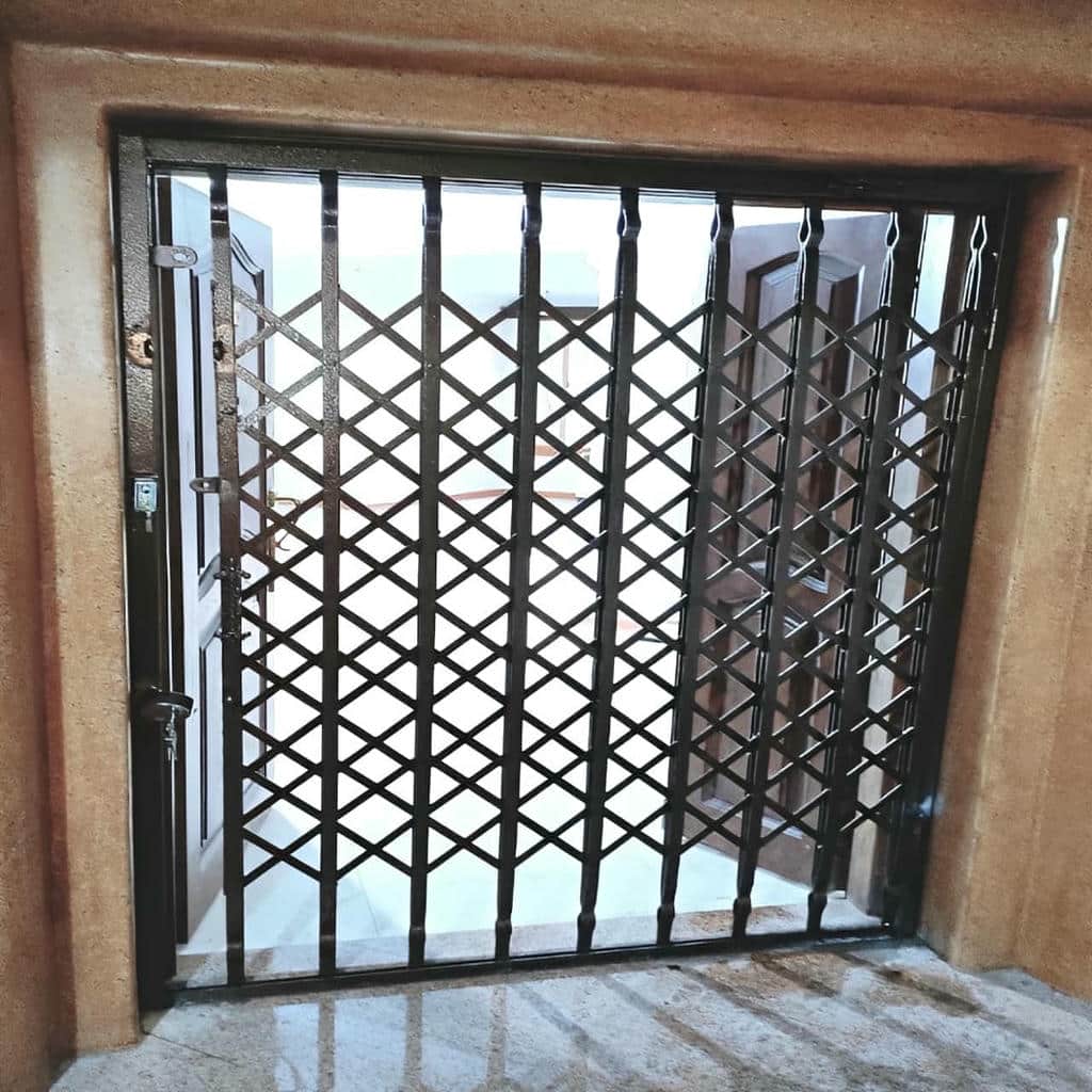 نصب درب ریلی آکاردئونی کم جا روی چهارچوب
