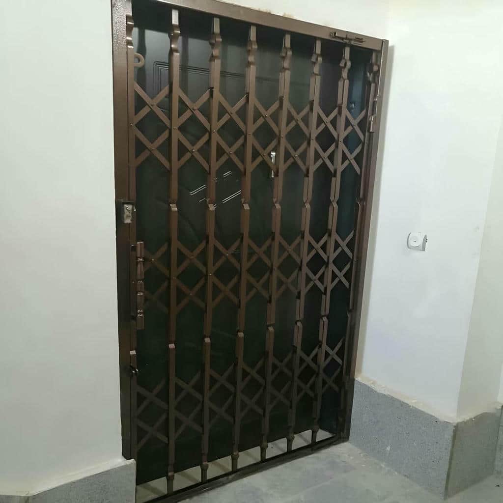 مدل هندسی درب آکاردئونی مدرن مشکی ورودی اداری
