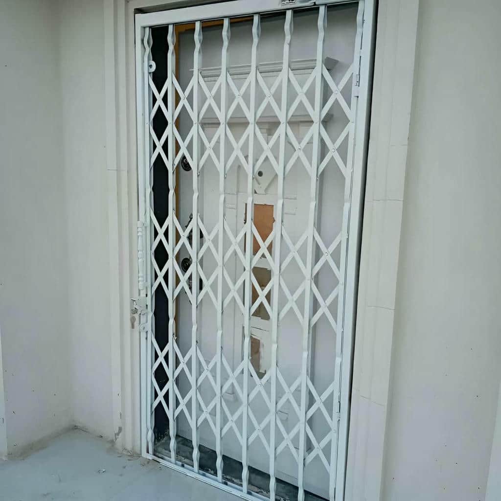 طرح ساده حفاظ پشت درب آپارتمان ریلی