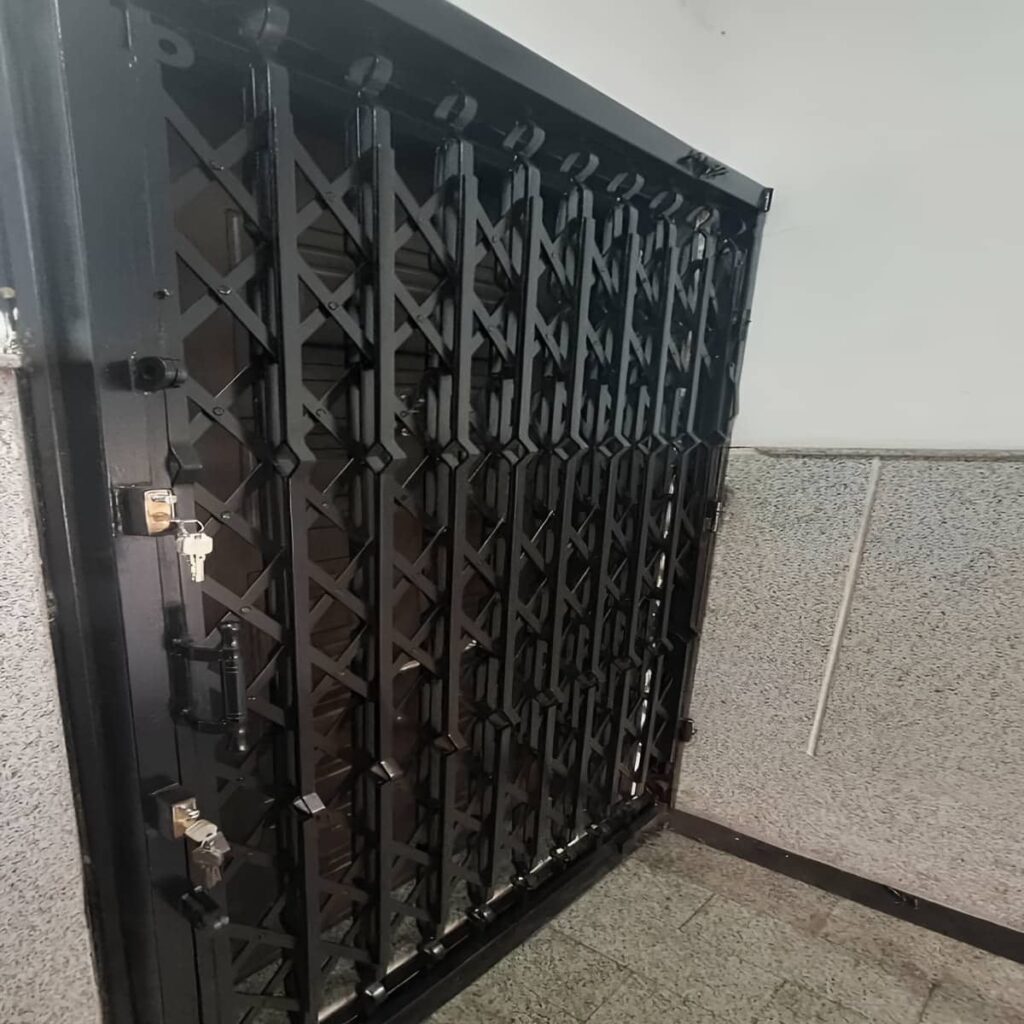 نصب حفاظ پشت درب آپارتمان ریلی روی چهارچوب