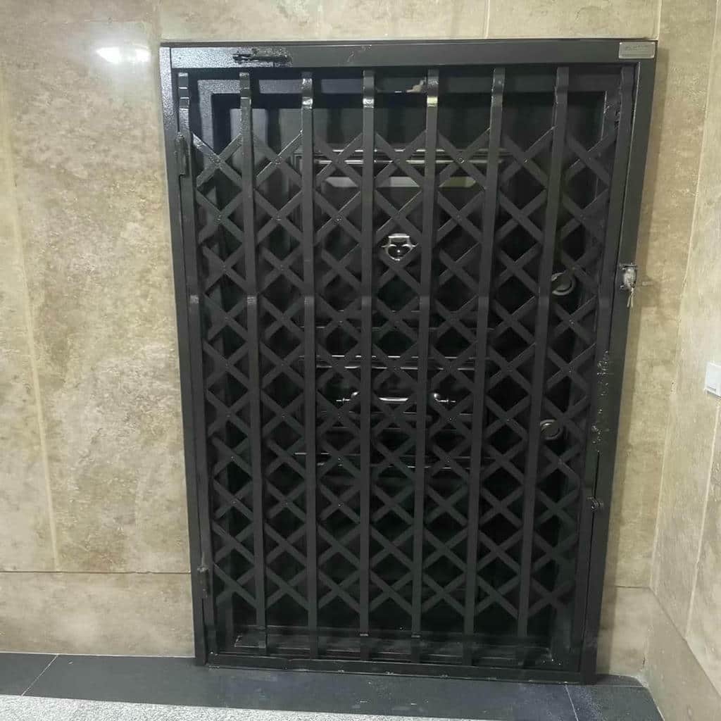اجرای درب آکاردئونی سلطنتی گل دار با ریل تراز