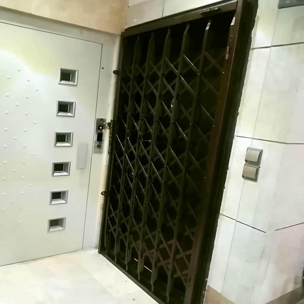 طرح کم حجم حفاظ پشت درب آپارتمان ریلی
