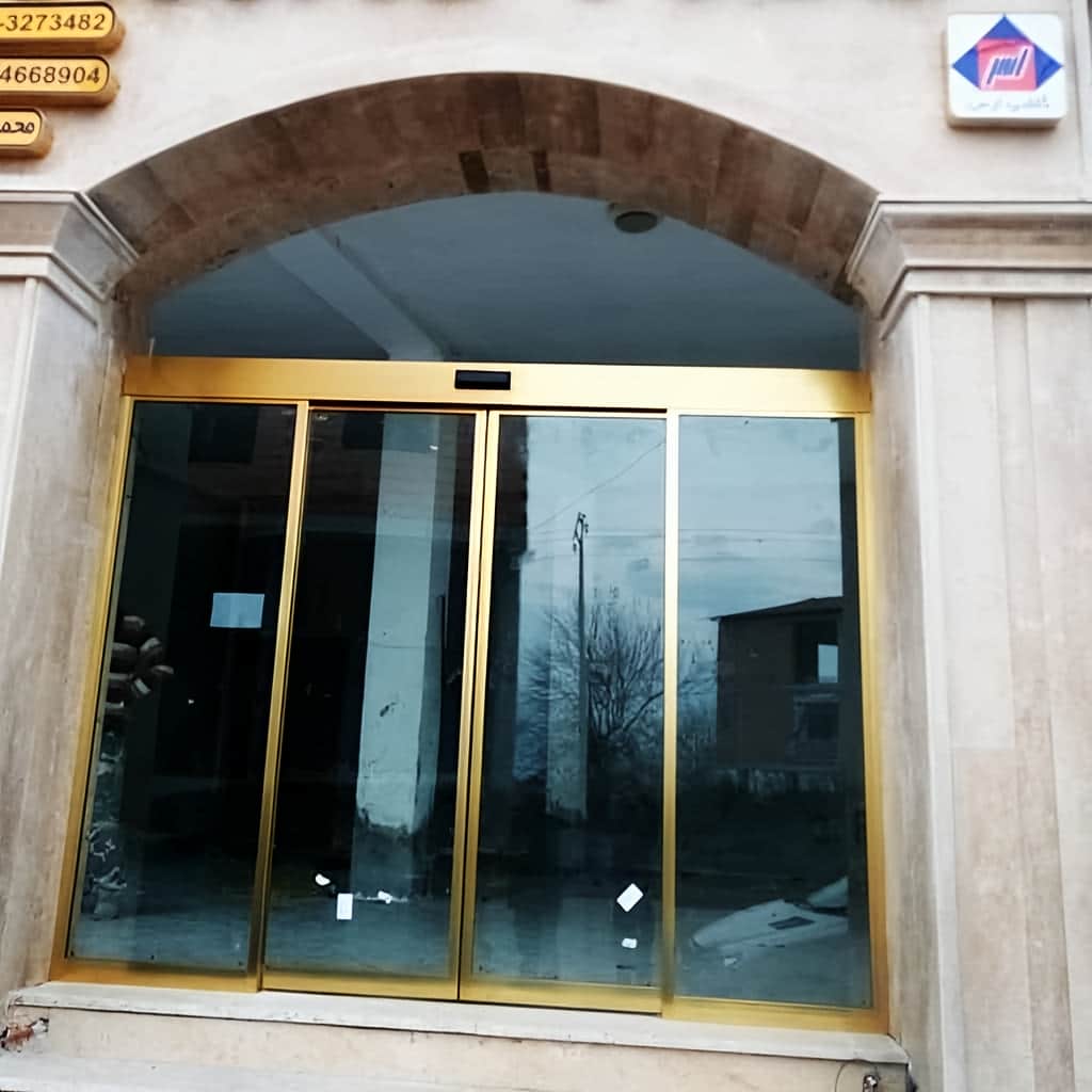 نصب درب شیشه ای گردان دو باله با ویترین مرکزی