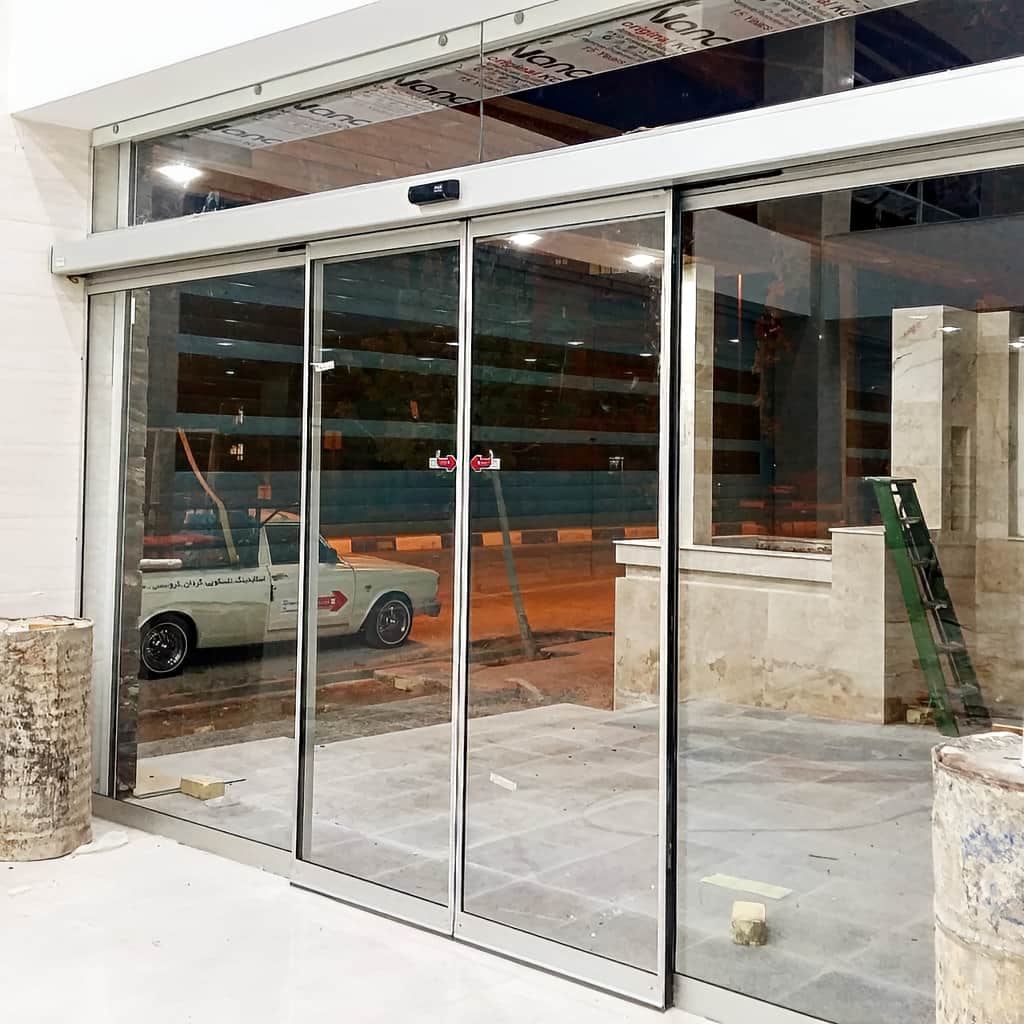 قیمت درب شیشه ای فریم لس با یراق استیل