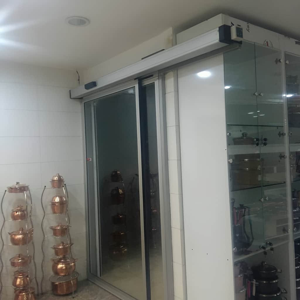 تعمیر درب شیشه ای تلسکوپی و تنظیم حرکت پنل‌ها