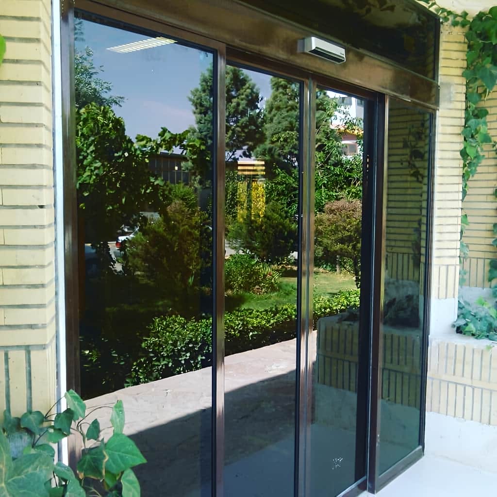 نصب درب اتوماتیک شیشه ای دو لنگه کشویی ورودی