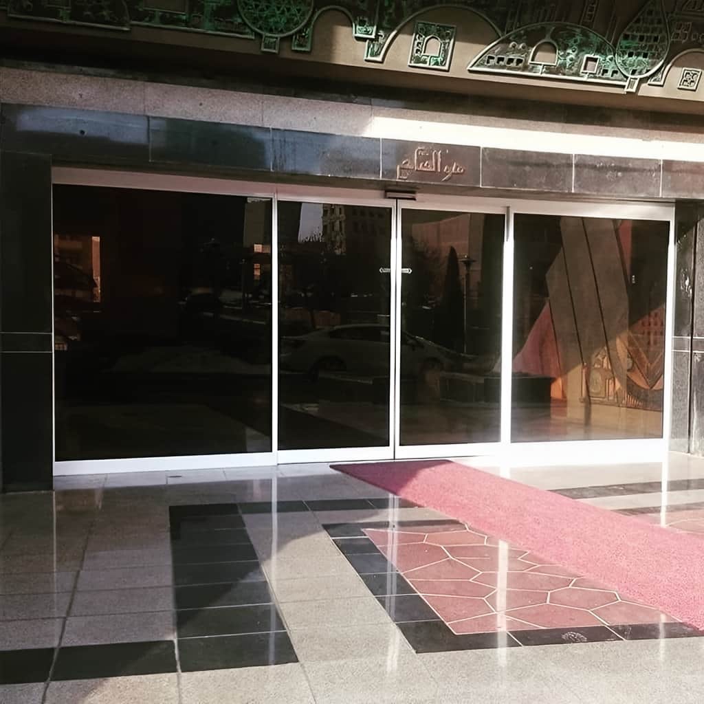 سفارش درب اتوماتیک شیشه ای مدرن فریم مشکی