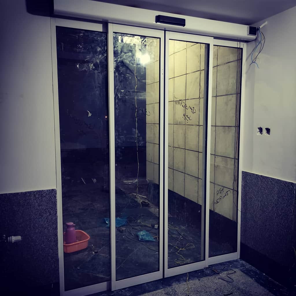 9 نمونه درب اتوماتیک شیشه ای مدرن فریم مشکی