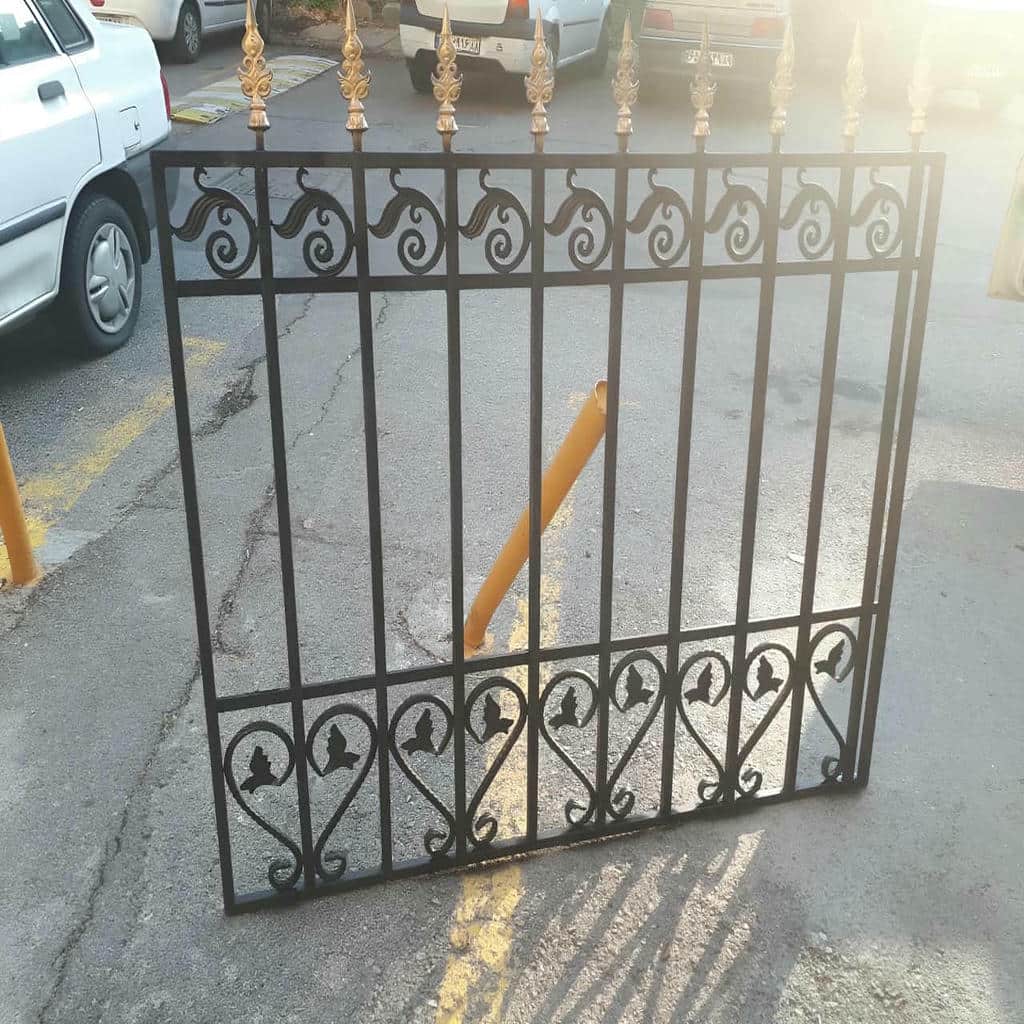 نصب حفاظ پنجره فرفورژه با پیچ و رولپلاک