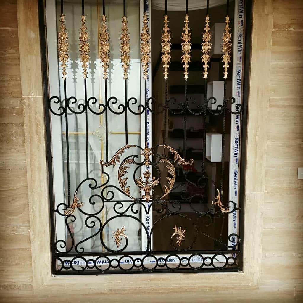 اجرای حفاظ پنجره ویلایی گل و برگ فرفورژه