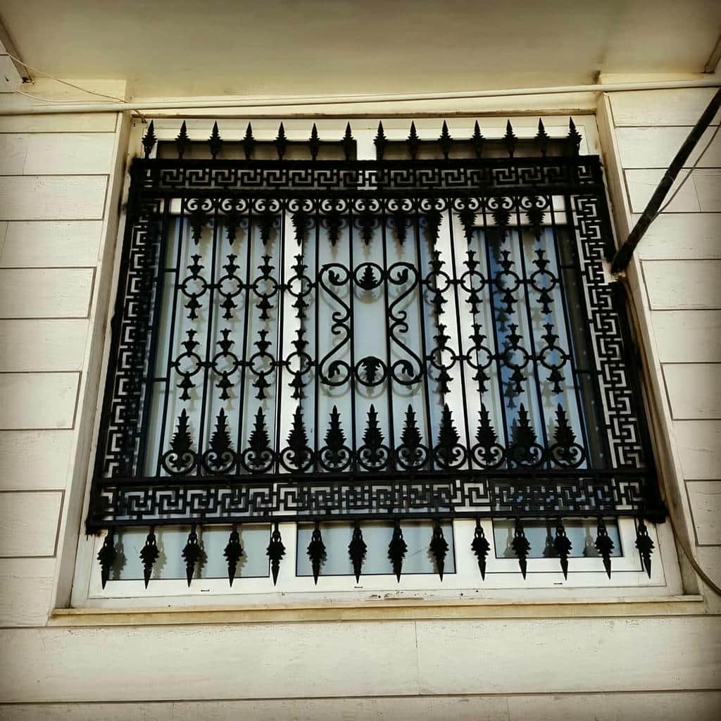 اجرای حفاظ پنجره طبقه پایین داخل دهانه