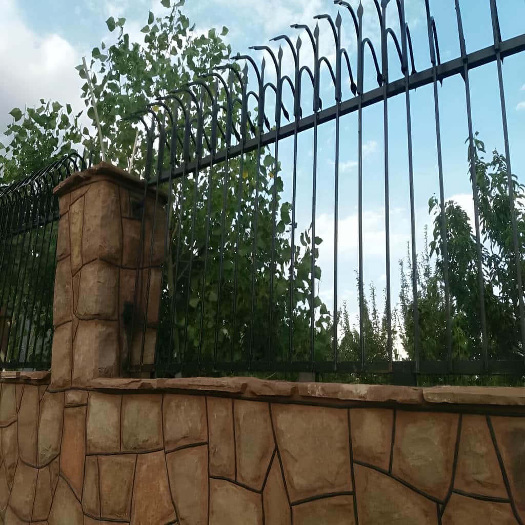 قیمت حفاظ سرنیزه ای دیوار حیاط بر اساس متریال