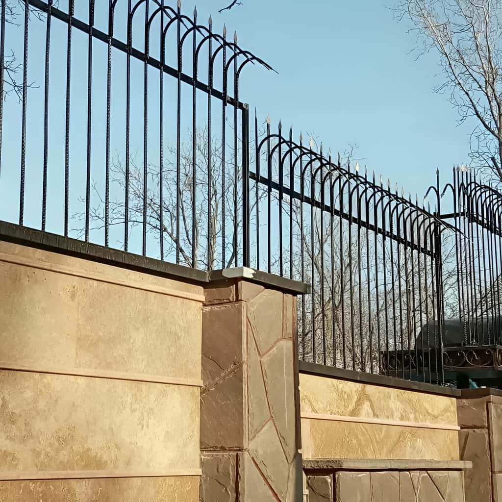 حفاظ سرنیزه ای دیوار حیاط با مدل تکردیف