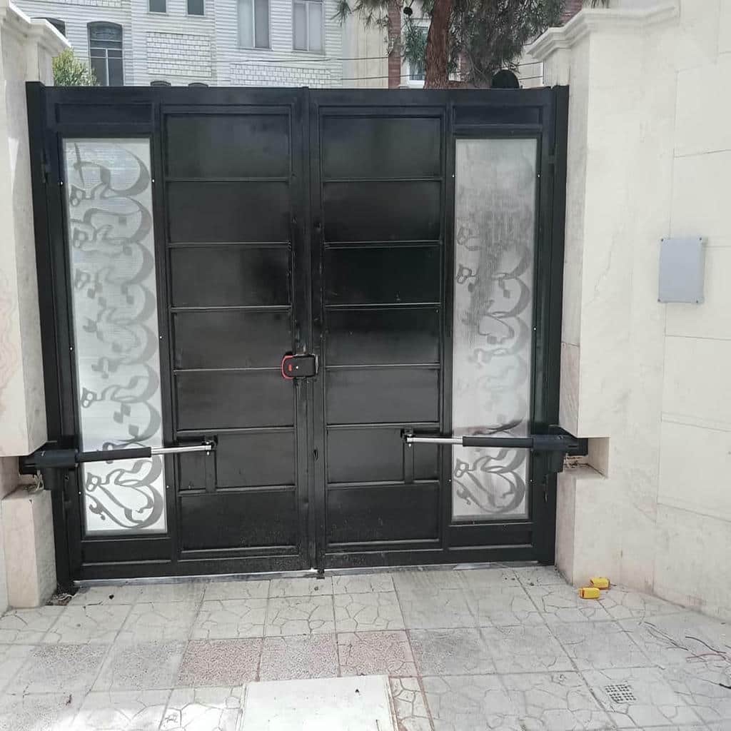 اجرای درب برقی حیاط لولایی با مدار فرمان