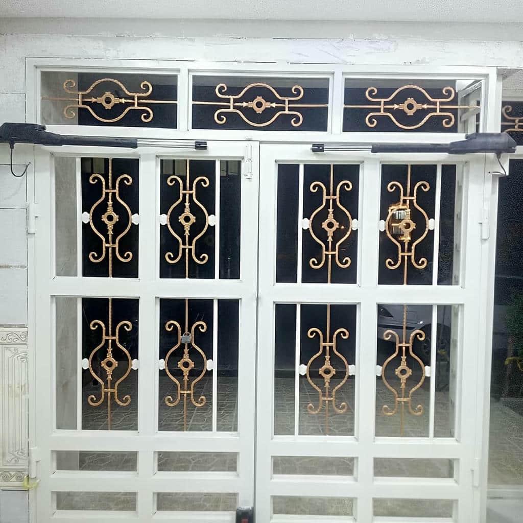 نصب درب برقی حیاط لولایی روی ستون مقاوم