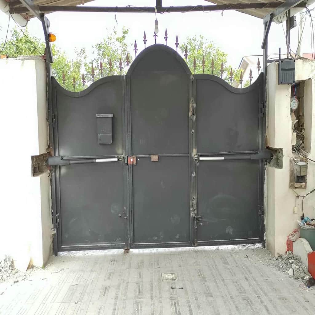 نصب درب اتوماتیک ریلی حیاط روی مسیر تراز