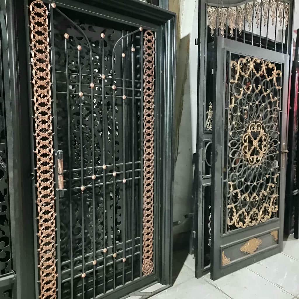 درب آهنی باغ قاب دار با ظاهر منظم