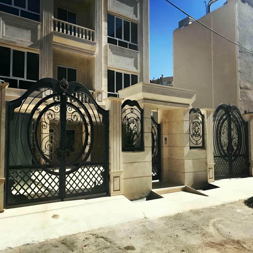 درب حیاط فرفورژه نمای رومی با مشاوره انتخاب طرح