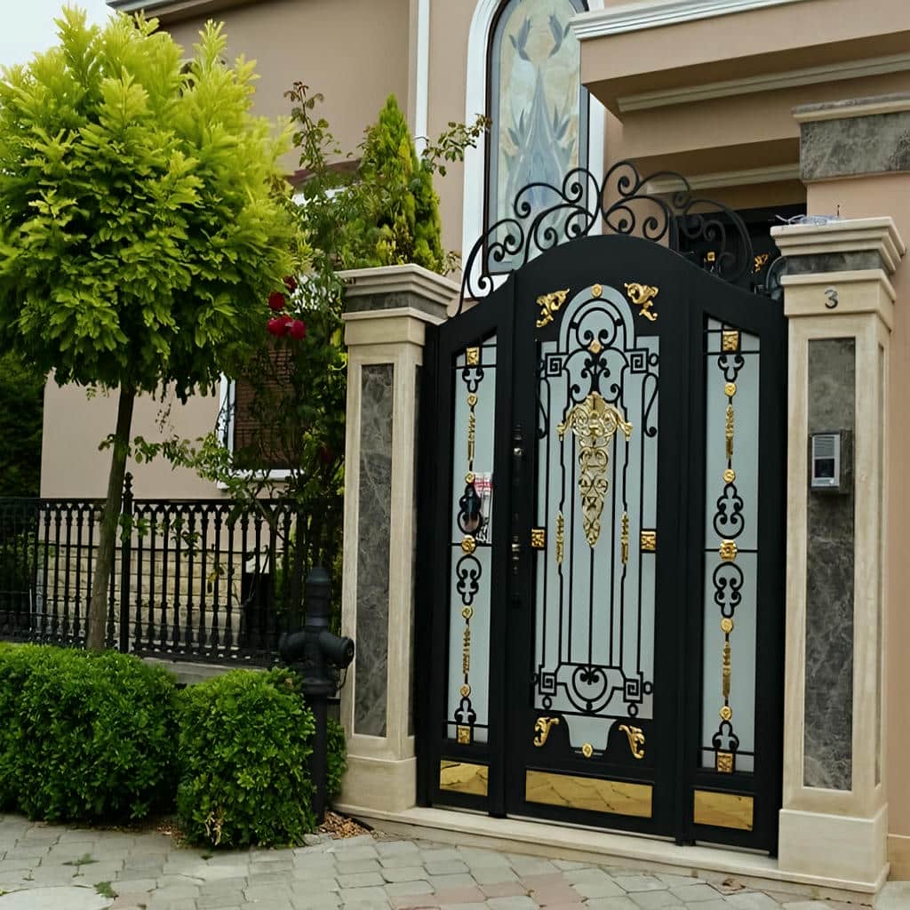 اجرای درب حیاط CNC پنل مشبک هماهنگ با نما