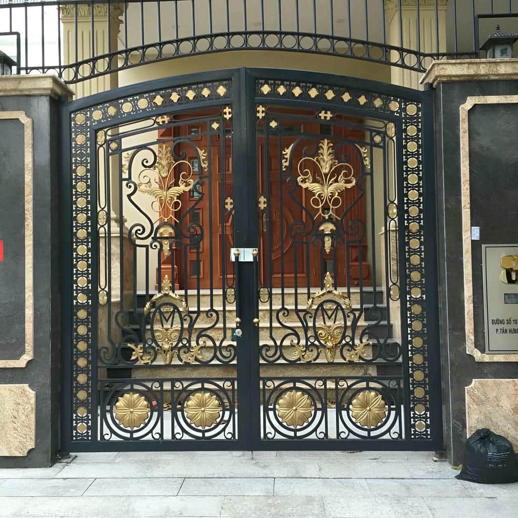اجرای درب حیاط طاق دار هماهنگ با نما