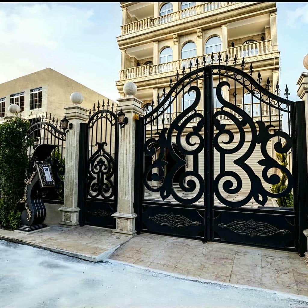 مشاوره انتخاب درب پارکینگ ویلا ماشین رو متناسب با نمای ساختمان