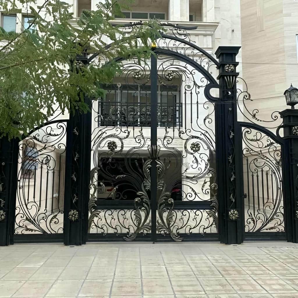 نصب درب حیاط طاق دار با کنترل تقارن