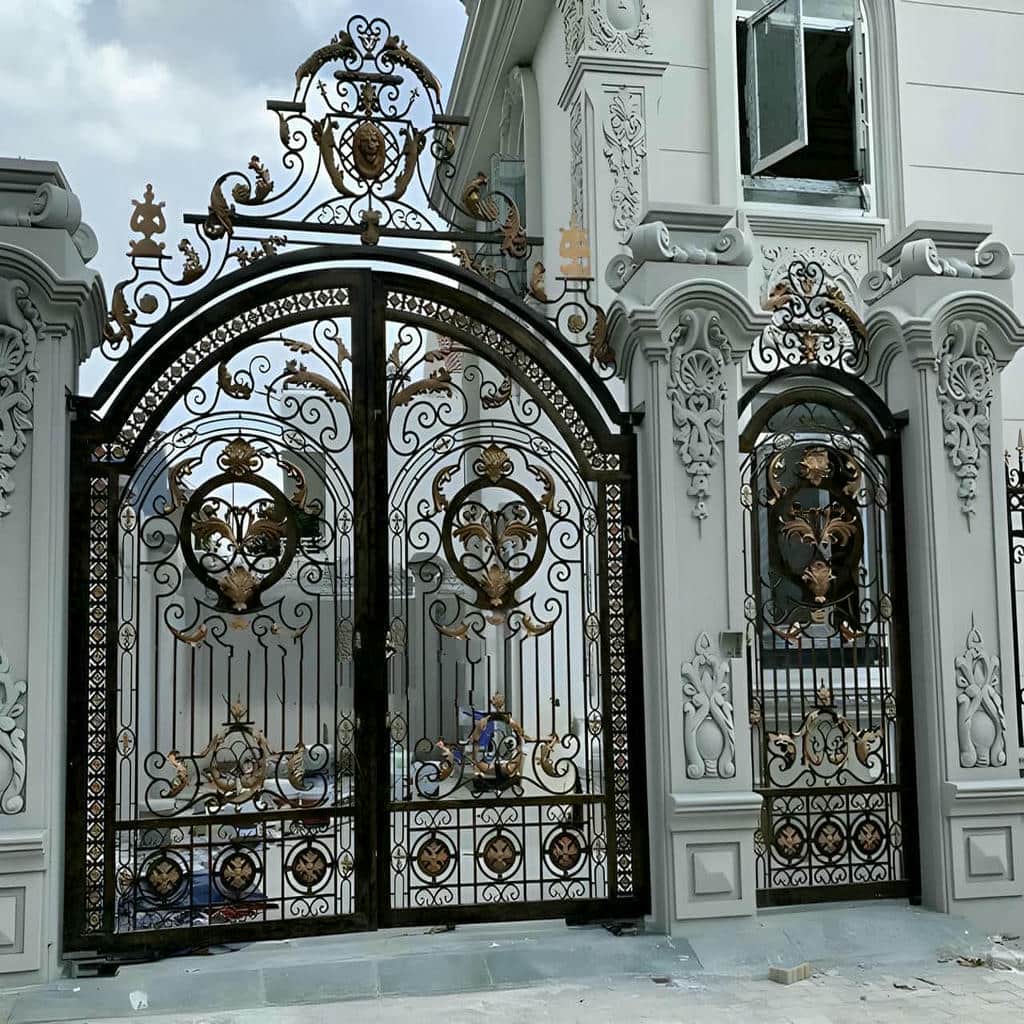 درب ویلایی قاب دار محوطه مینیمال