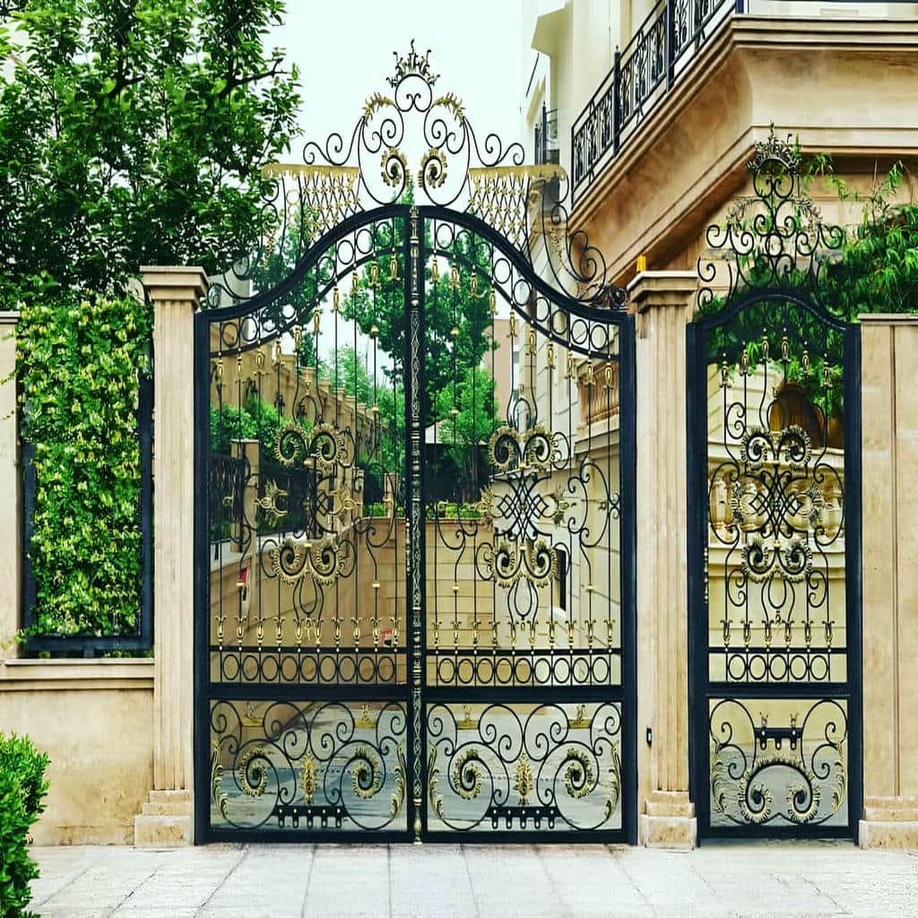درب حیاط قوسی با فرفورژه متقارن