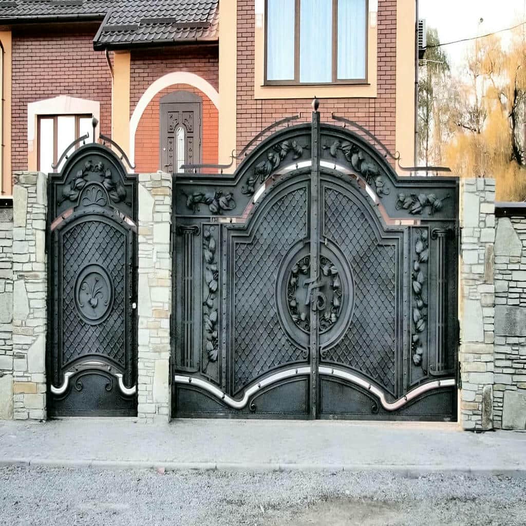 درب ساده قاب دار کتیبه‌دار برای ورودی مرتفع