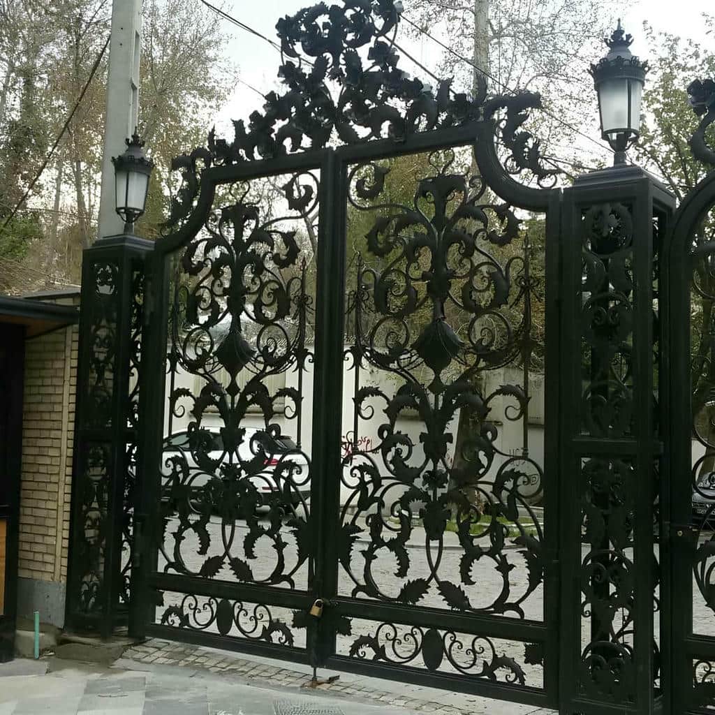 نمونه قوس دار درب پارکینگ فرفورژه نمای رومی با طرح متقارن