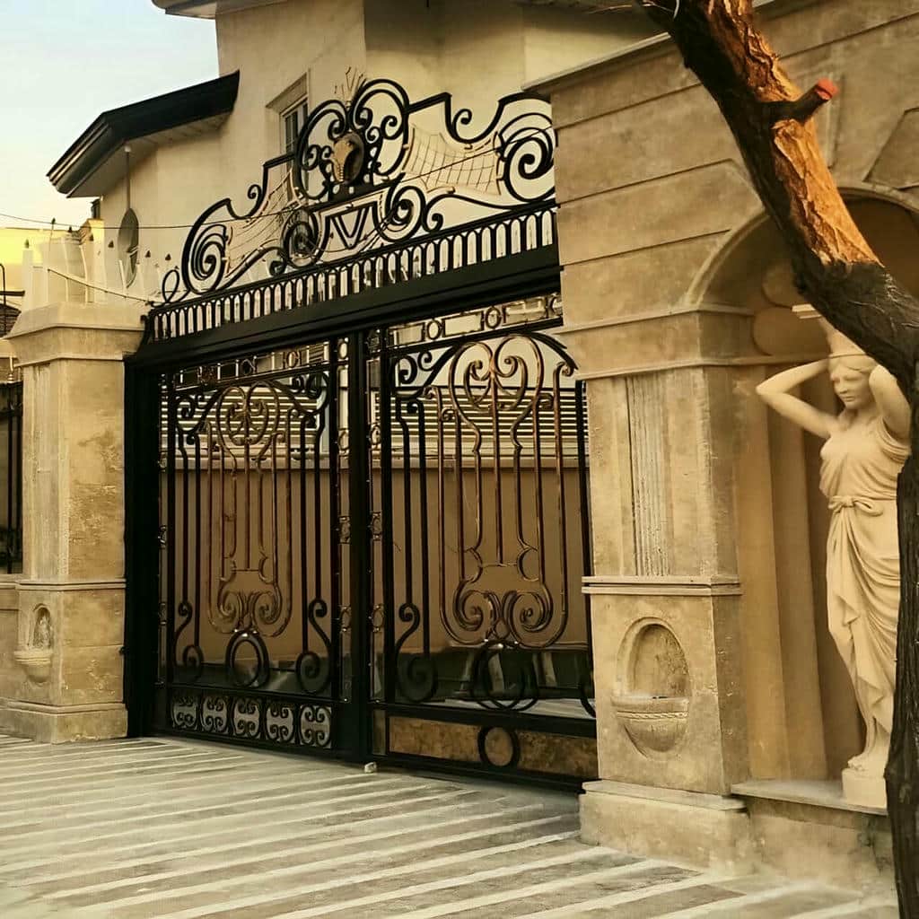 نمونه تاج دار درب پارکینگ فرفورژه نمای رومی برای سردر بلند