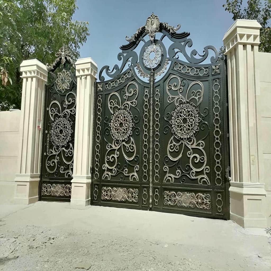 طرح فرفورژه درب پارکینگ دو لنگه عریض برای نمای کلاسیک