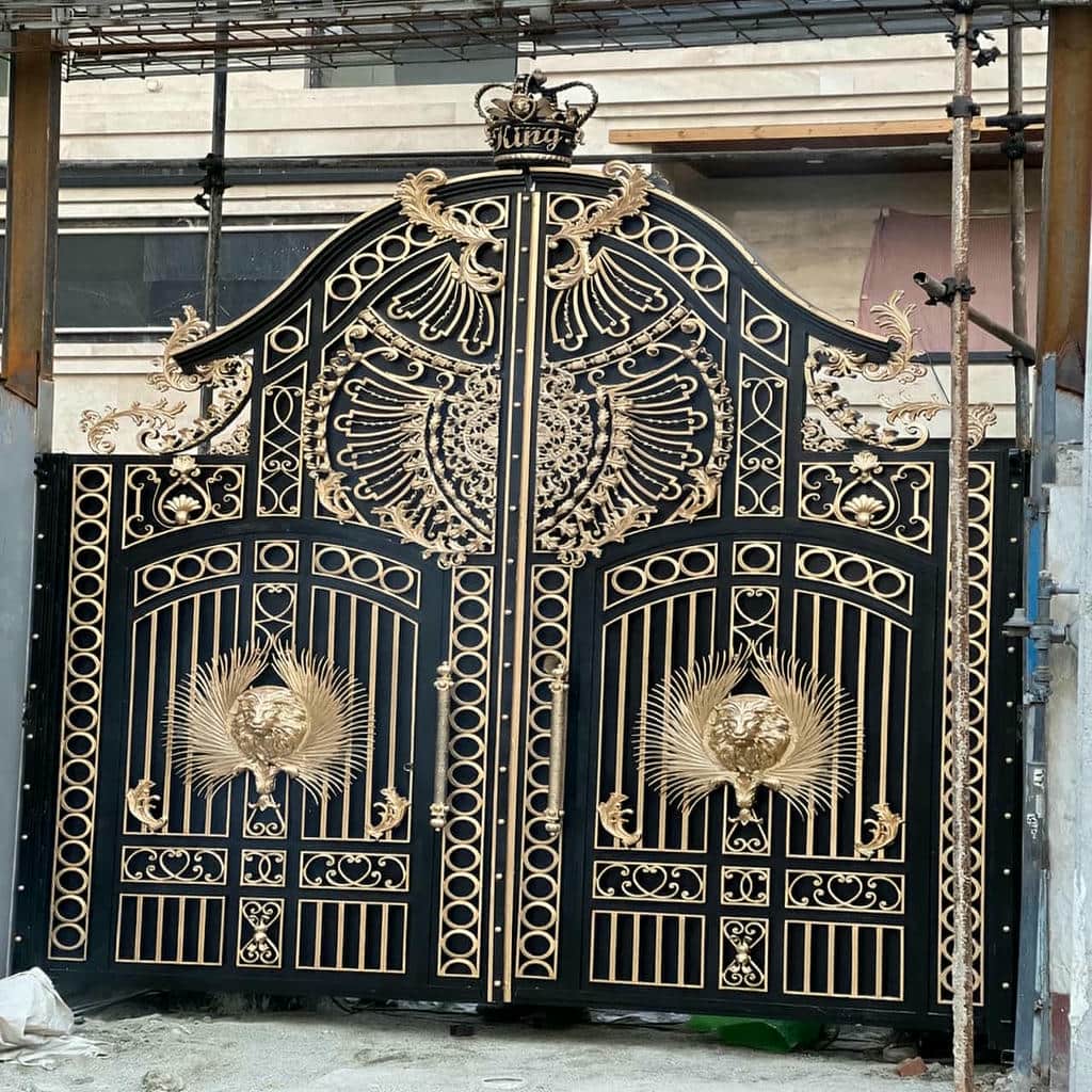 مدل مدرن درب پارکینگ حیاط لولایی با خطوط هندسی